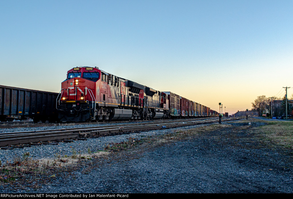 CN 3232 leads 403 on its departure from Mont-Joli